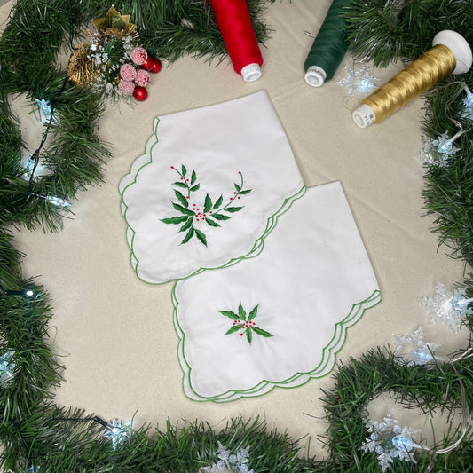 2 Bread Basket Napkins with Wreath